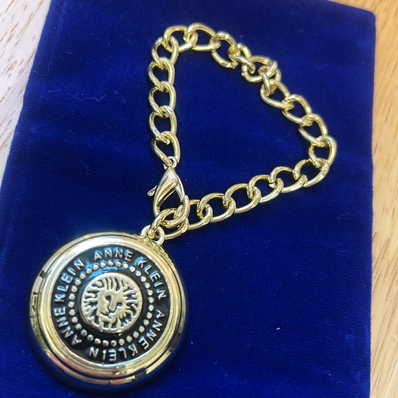 Anne Klein Women’s Keychain Purse Charm Gold Tone Lions Head - Picture 2 of 4